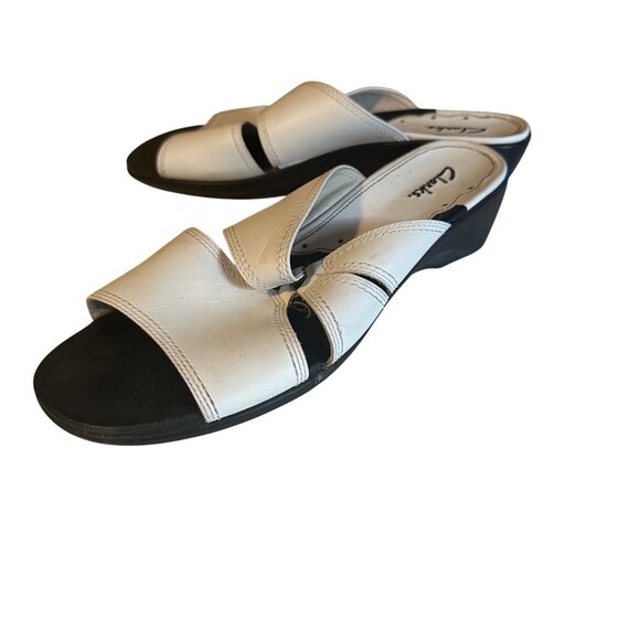 Clarks white leather slip on sandals size 9.5 M - Picture 1 of 5
